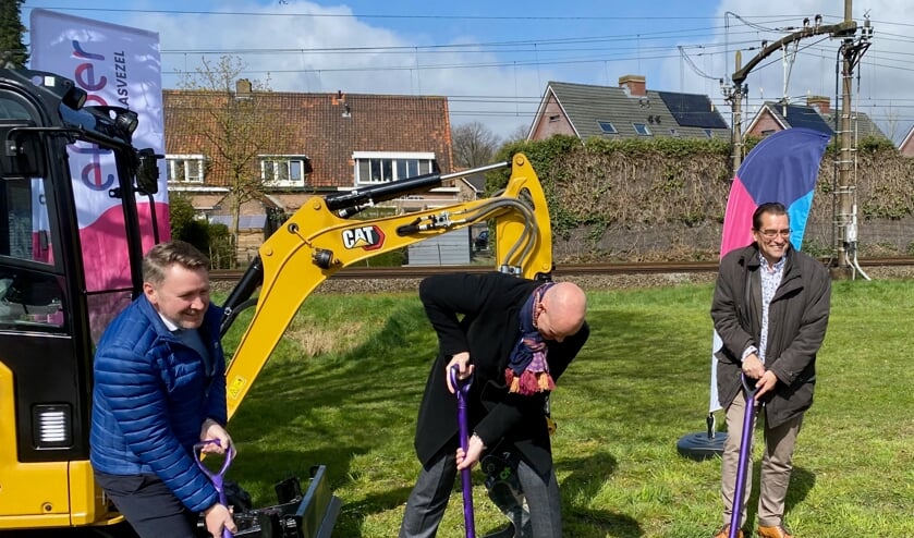 Vlrn: Directeur Russell Crye van NKM Netwerk Services
Directeur Eric Vos van E-Fiber en wethouder Jack van Dorst