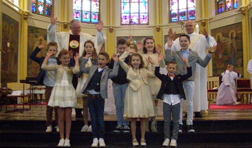 <p>Vrolijke communicantjes in de Sint Bavokerk in Rijsbergen.</p>