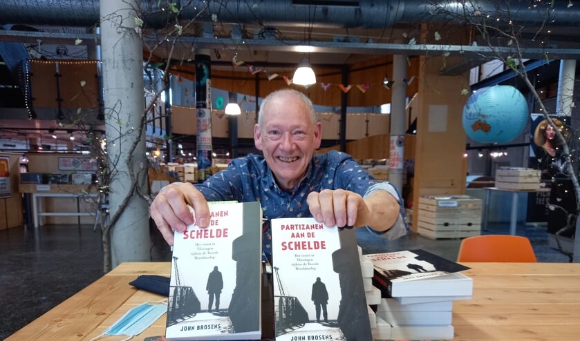 <p>John Brosens signeerde 'op afspraak' bij boekhandel 't Spui.</p>