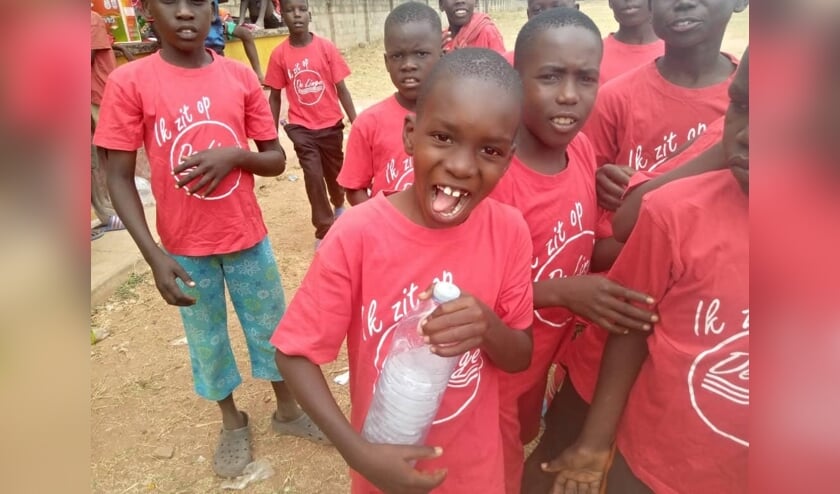 <p>De Oegandese kinderen in hun nieuwe shirts.</p>