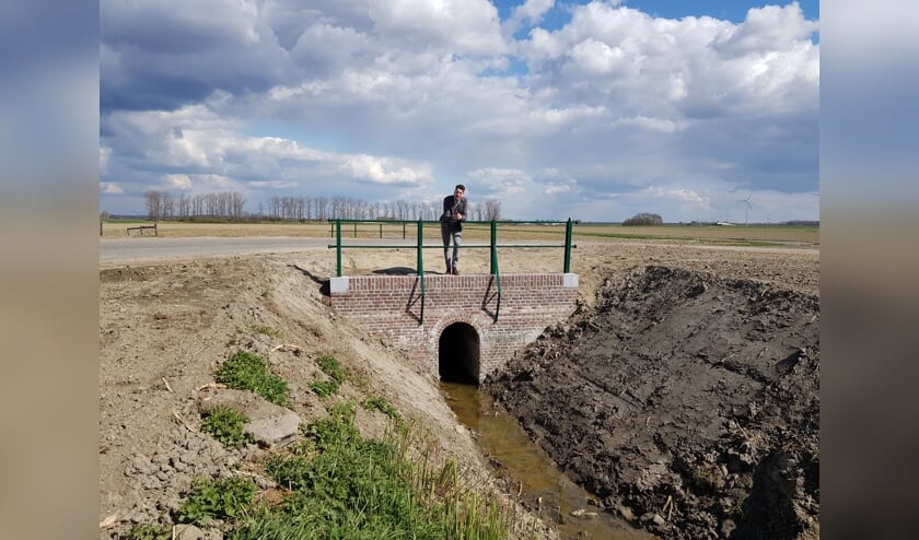 Wethouder Jeffrey van Agtmaal bij de herstelde heulduiker.