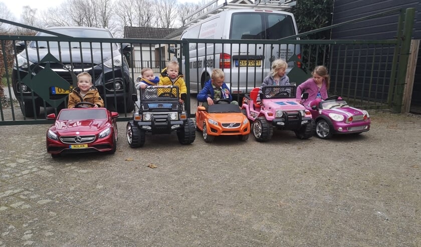 <p>De kleinkinderen op visite in hun eigen auto.</p>
