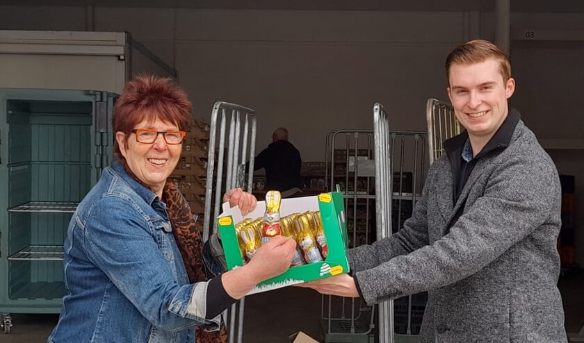 Voorzitter van de voedselbank Corry Damen en Tamboer-Maître Timo Dieleman