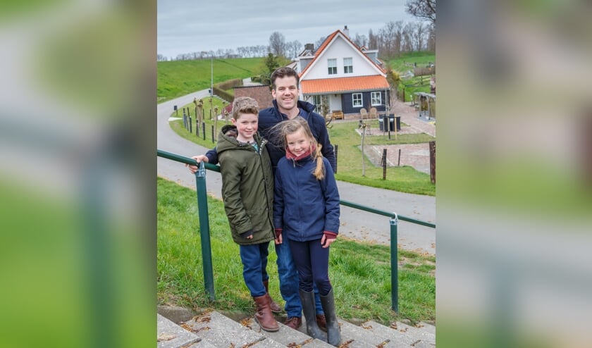 <p>Job met twee van zijn kinderen. </p>