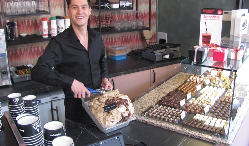 <p>Chiel van Nispen in zijn ijssalon aan de Molenstraat in Zundert.</p>