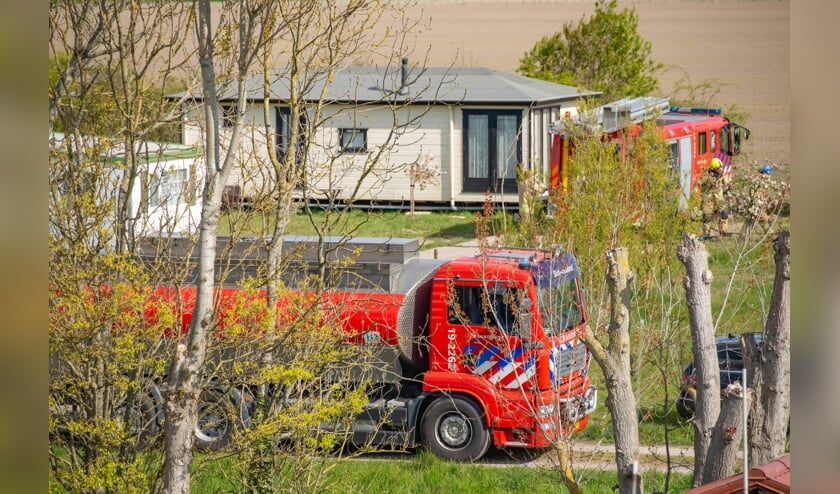 De brandweer kwam met meerdere voertuigen ter plaatse.