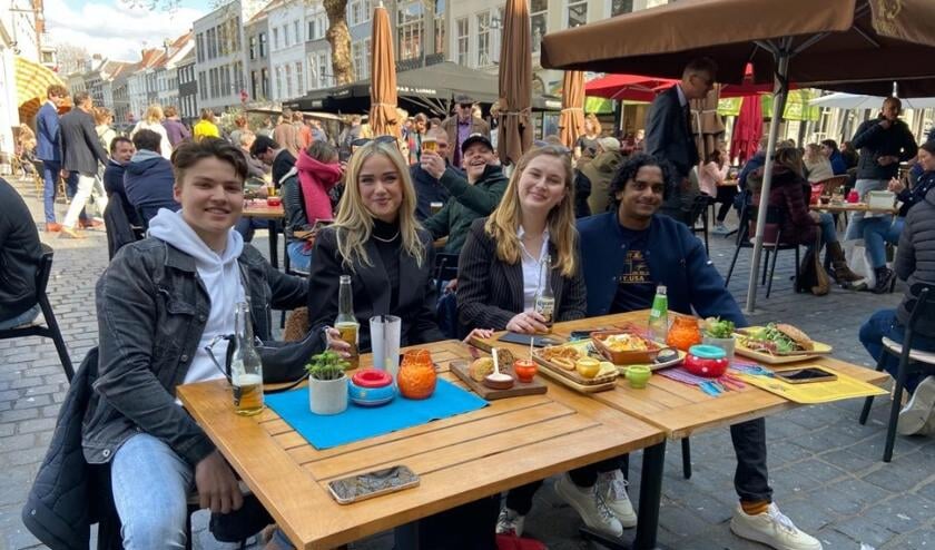<p>Joël, Kirsten, Merel en Quint zaten dit weekend 'gewoon' op het terras</p>