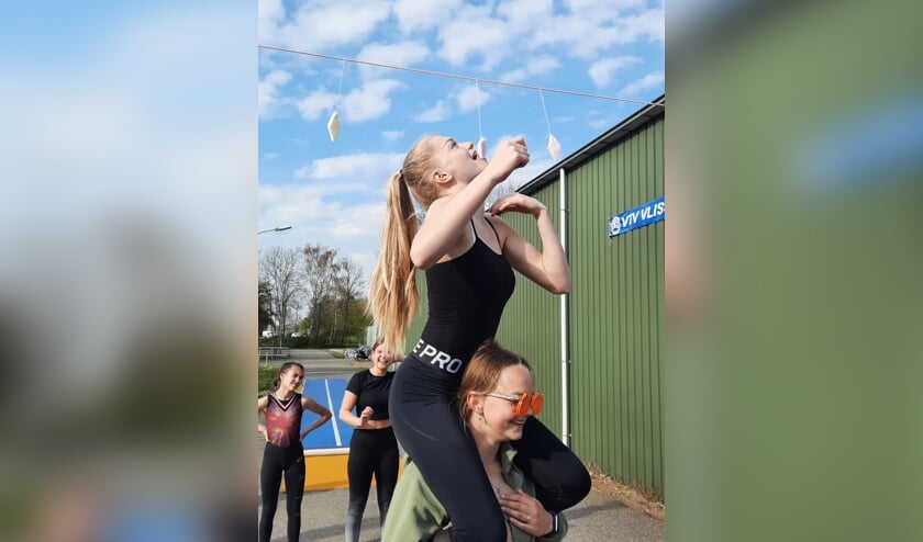Noemi en Anouk bij het acrokoekhappen