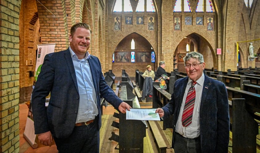 <p>Ondertekening plaats in de kerk in Hoeven voor het nieuwe dorpshuis.</p>