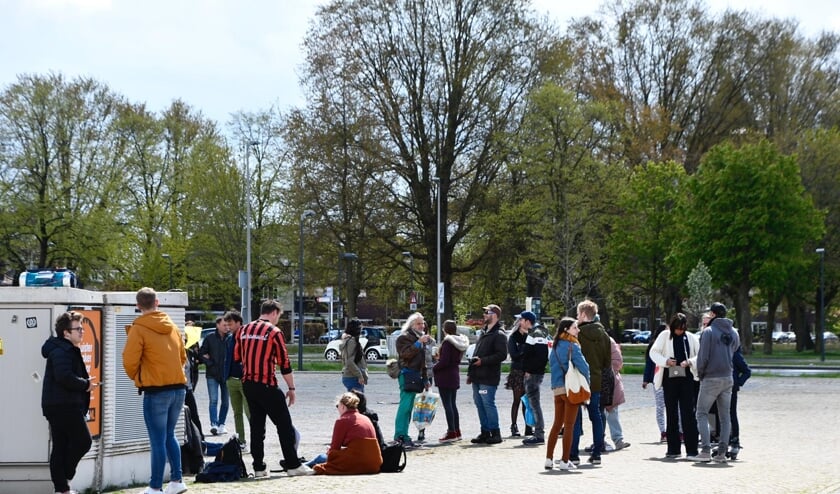 Een groep mensen heeft zich verzameld op het Chasséveld.