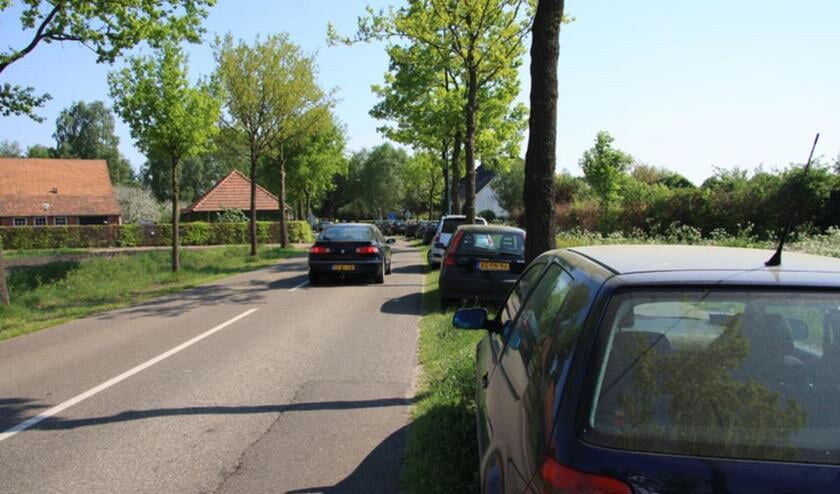 De wegen rond de Galderse Meren zijn afgesloten door de enorme toeloop van recreanten. foto Erik Eggens