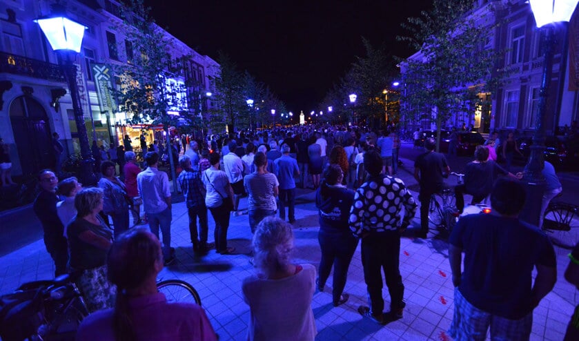 De verlichting van de Willemstraat en het monument in het Valkenberg is woensdagavond officieel in gebruik genomen.